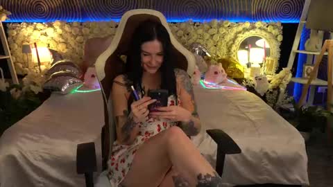 Snapshot of amberdismond chatting on 06/04/26, 12:55 Anna online show from 06/04/26, 12:55