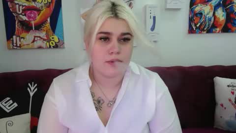 Snapshot of ambermonro chatting on 09/11/25, 03:17 Amber online show from 09/11/25, 03:17