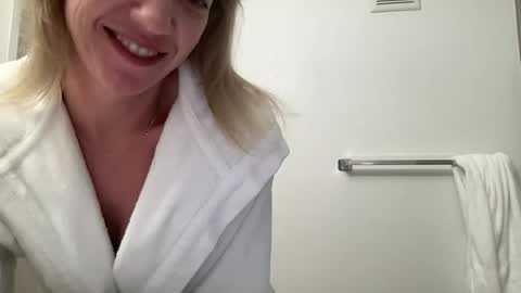 amberonyx online show from 04/28/26, 12:09