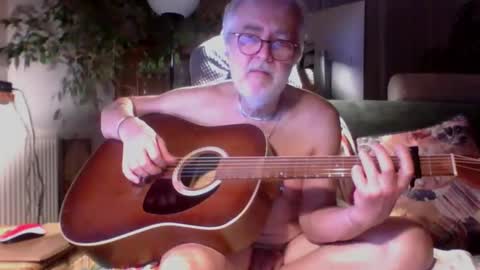 Snapshot of amberr11 chatting on 10/25/25, 10:37 Amberr11 online show from 10/25/25, 10:37