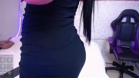 Snapshot of ambersfoxx chatting on 11/04/25, 02:27 ambers online show from 11/04/25, 02:27