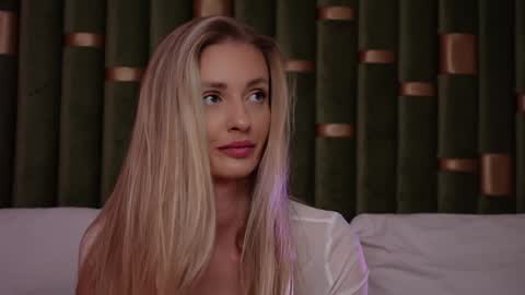 Amelia online show from 02/05/25, 09:36