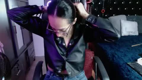amelie__martinez online show from 11/17/25, 10:59