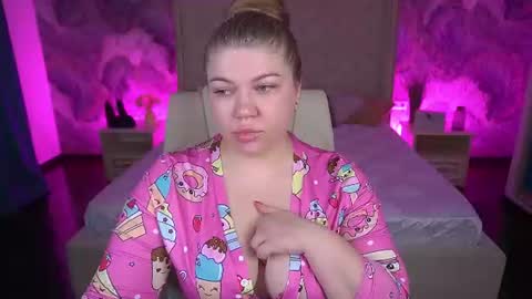Snapshot of amellywhite chatting on 06/17/26, 12:29 Alina online show from 06/17/26, 12:29