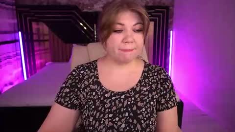 Snapshot of amellywhite chatting on 06/28/26, 12:33 Alina online show from 06/28/26, 12:33