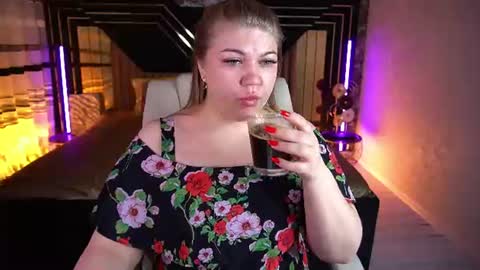 Snapshot of amellywhite chatting on 07/21/26, 12:18 Alina online show from 07/21/26, 12:18