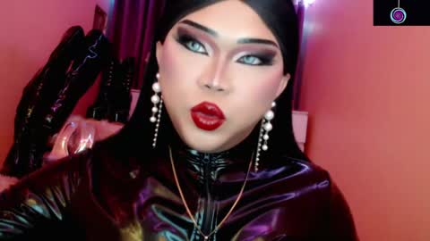 Snapshot of amiadoll chatting on 05/10/26, 02:22 Queen Mireska online show from 05/10/26, 02:22