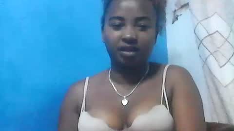 Snapshot of amielle_01 chatting on 05/05/26, 07:00 amielle_01 online show from 05/05/26, 07:00