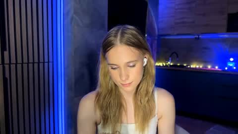 Snapshot of amily_sunray chatting on 05/19/26, 04:35 Amily online show from 05/19/26, 04:35