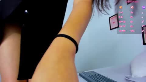 Snapshot of ammy_v chatting on 01/25/25, 01:19 Lu online show from 01/25/25, 01:19