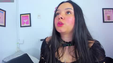 Snapshot of ammy_v chatting on 11/25/25, 04:34 Lu online show from 11/25/25, 04:34