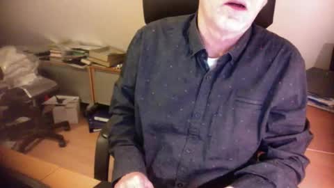 Snapshot of amor2200 chatting on 01/25/25, 08:31 Amor2200 online show from 01/25/25, 08:31