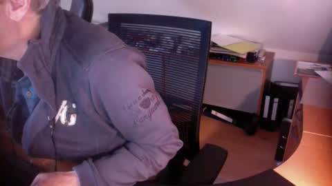 Snapshot of amor2200 chatting on 02/23/25, 04:24 Amor2200 online show from 02/23/25, 04:24