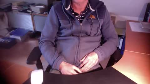 Snapshot of amor2200 chatting on 10/29/25, 08:49 Amor2200 online show from 10/29/25, 08:49