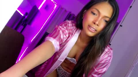 Snapshot of amor_prinsesa chatting on 10/30/25, 06:59 Prinsesa online show from 10/30/25, 06:59