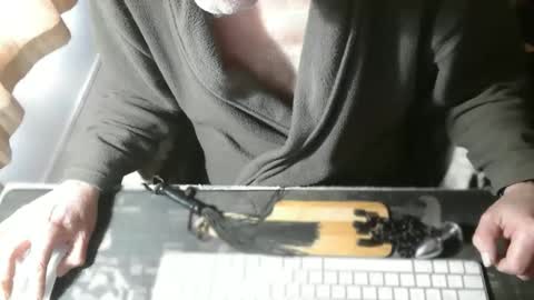 Snapshot of amslave4f chatting on 05/04/26, 12:01 amslave4f online show from 05/04/26, 12:01