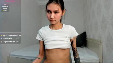 Snapshot of amy_alle chatting on 09/25/25, 01:42 Amy online show from 09/25/25, 01:42