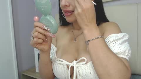 Snapshot of amy_le chatting on 02/19/25, 05:16 Amy online show from 02/19/25, 05:16