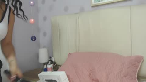 Snapshot of amy_le chatting on 03/04/25, 01:17 Amy online show from 03/04/25, 01:17