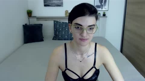 Snapshot of amylexy chatting on 01/06/25, 02:14 Hi there guys  My pleasure in your hands  pvt is open online show from 01/06/25, 02:14