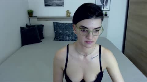 Snapshot of amylexy chatting on 01/10/25, 10:50 Hi there guys  My pleasure in your hands  pvt is open online show from 01/10/25, 10:50