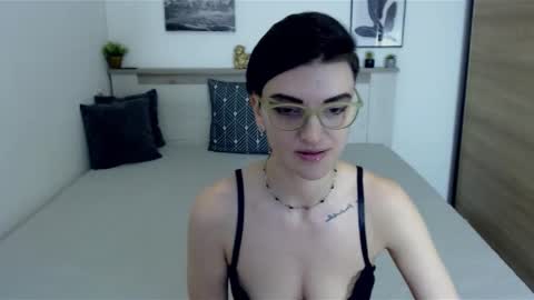 Snapshot of amylexy chatting on 01/22/25, 01:11 Hi there guys  My pleasure in your hands  pvt is open online show from 01/22/25, 01:11