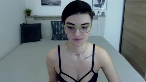 Snapshot of amylexy chatting on 02/01/25, 04:33 Hi there guys  My pleasure in your hands  pvt is open online show from 02/01/25, 04:33