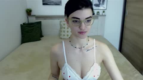 Snapshot of amylexy chatting on 03/08/25, 10:11 Hi there guys  My pleasure in your hands  pvt is open online show from 03/08/25, 10:11