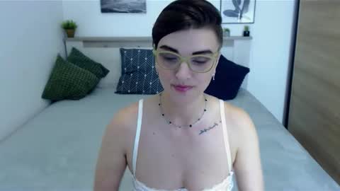 Snapshot of amylexy chatting on 09/28/25, 08:14 Hi there guys  My pleasure in your hands  pvt is open online show from 09/28/25, 08:14