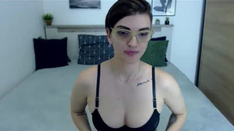 Snapshot of amylexy chatting on 10/04/25, 07:34 Hi there guys  My pleasure in your hands  pvt is open online show from 10/04/25, 07:34
