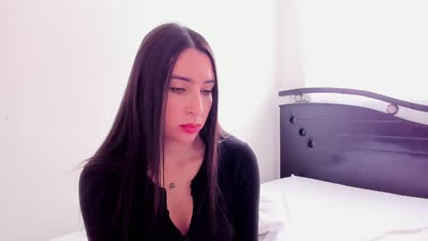 Snapshot of ana_castilo chatting on 01/11/25, 01:01 Ana  IG an castillo 1 online show from 01/11/25, 01:01