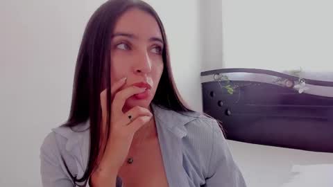 Snapshot of ana_castilo chatting on 03/10/25, 01:21 Ana  IG an castillo 1 online show from 03/10/25, 01:21