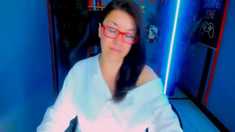 Snapshot of ana_mills chatting on 06/12/26, 10:19 Ana online show from 06/12/26, 10:19