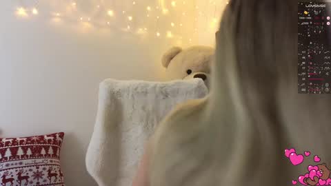 Snapshot of anabelle_wet chatting on 12/28/24, 02:42 Annie  online show from 12/28/24, 02:42