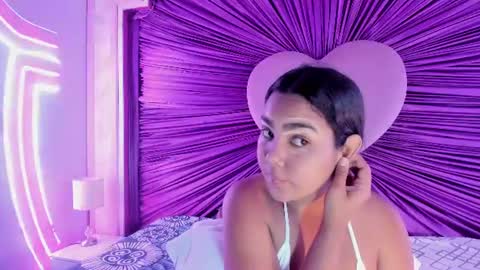 Snapshot of anaelle_bardin chatting on 07/10/26, 03:47 Anna online show from 07/10/26, 03:47