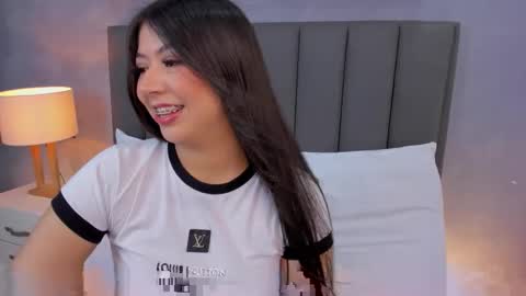 Snapshot of anagil_ chatting on 12/18/25, 02:01 A N A online show from 12/18/25, 02:01