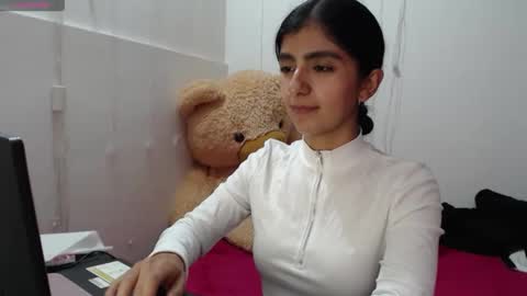 Snapshot of anahibrowns95 chatting on 12/15/25, 08:57 Anahi Browns online show from 12/15/25, 08:57