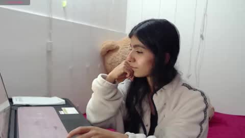 Snapshot of anahibrowns95 chatting on 12/17/25, 08:04 Anahi Browns online show from 12/17/25, 08:04