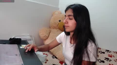 Snapshot of anahibrowns95 chatting on 03/05/26, 08:27 Anahi Browns online show from 03/05/26, 08:27