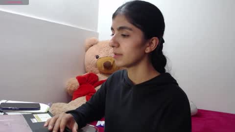 Snapshot of anahibrowns95 chatting on 04/15/26, 09:37 Anahi Browns online show from 04/15/26, 09:37