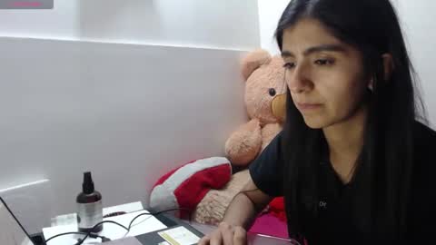 Snapshot of anahibrowns95 chatting on 06/05/26, 11:43 Anahi Browns online show from 06/05/26, 11:43