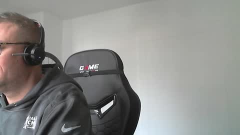 Snapshot of anarchox chatting on 11/10/25, 09:52 Andi online show from 11/10/25, 09:52