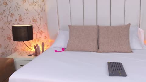 Mia online show from 10/01/25, 12:11