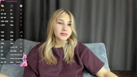 Snapshot of and1sa chatting on 10/21/25, 08:37 Andisa online show from 10/21/25, 08:37