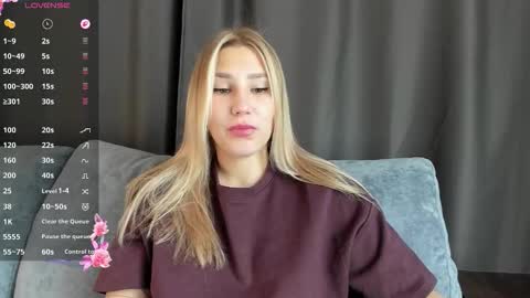 Snapshot of and1sa chatting on 10/22/25, 08:47 Andisa online show from 10/22/25, 08:47