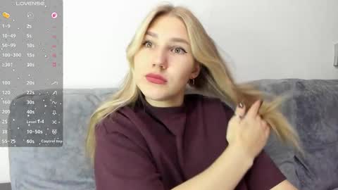 Snapshot of and1sa chatting on 12/17/25, 11:38 Andisa online show from 12/17/25, 11:38