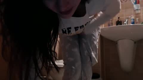 Snapshot of andrasweetie chatting on 05/02/26, 02:44 Andra online show from 05/02/26, 02:44
