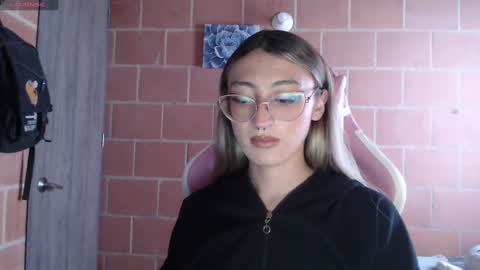 Snapshot of andrea_camila chatting on 09/30/25, 02:11 Andrea online show from 09/30/25, 02:11