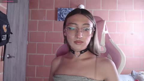 Snapshot of andrea_camila chatting on 10/01/25, 03:40 Andrea online show from 10/01/25, 03:40