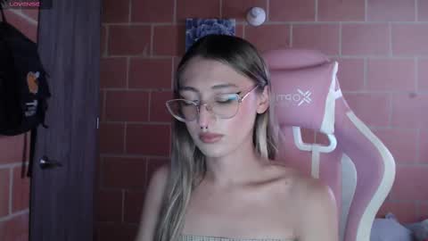 Snapshot of andrea_camila chatting on 10/09/25, 03:32 Andrea online show from 10/09/25, 03:32